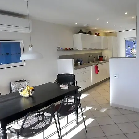 Stunning 3 Bed Villa, Sunny Terrace & Great Views Holiday home *
